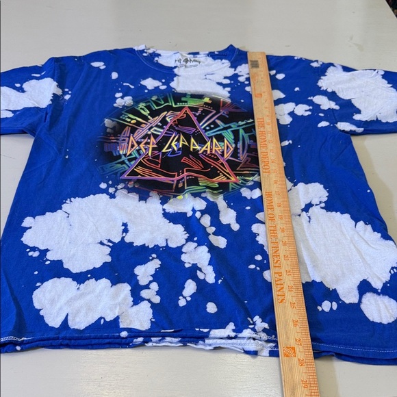 Def Leppard Blue Tie-Dye Men's Short Sleeve Tee Size Medium - Picture 2 of 7